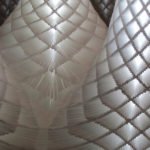 arte moderna con forme geometriche bianche semi trasparenti con luce interna