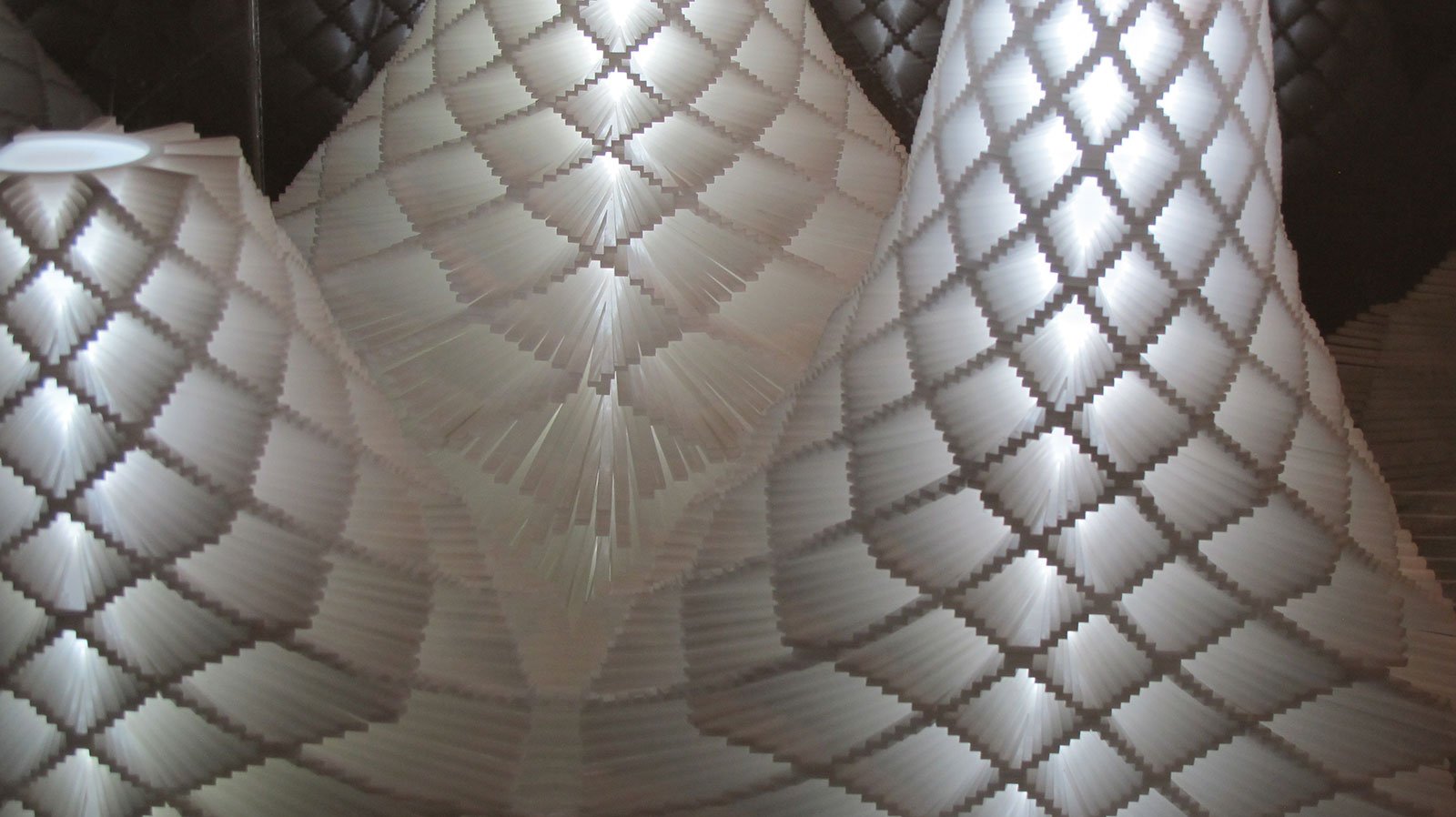 arte moderna con forme geometriche bianche semi trasparenti con luce interna